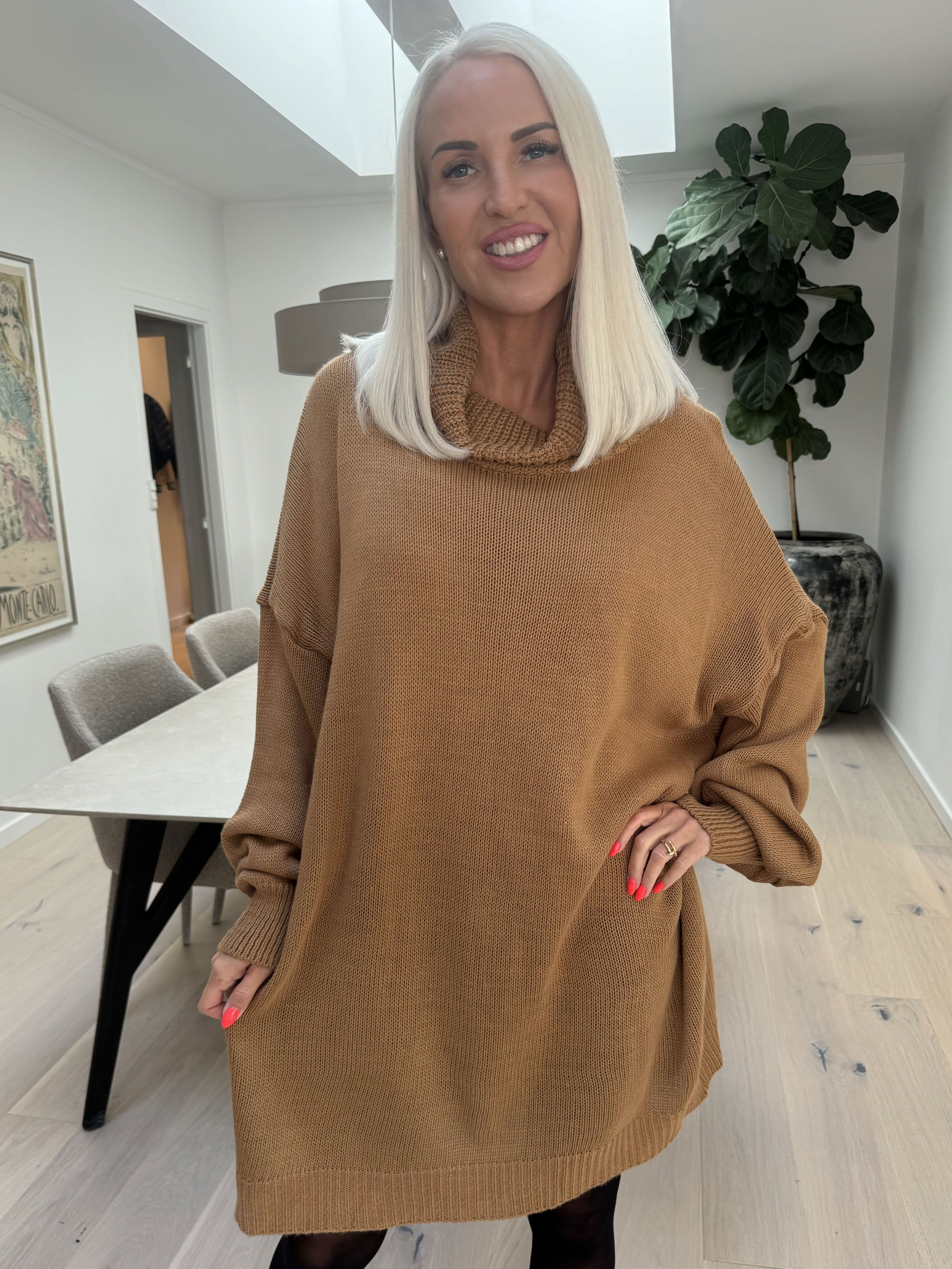 Blair - Enfärgad stickad klänning med polokrage